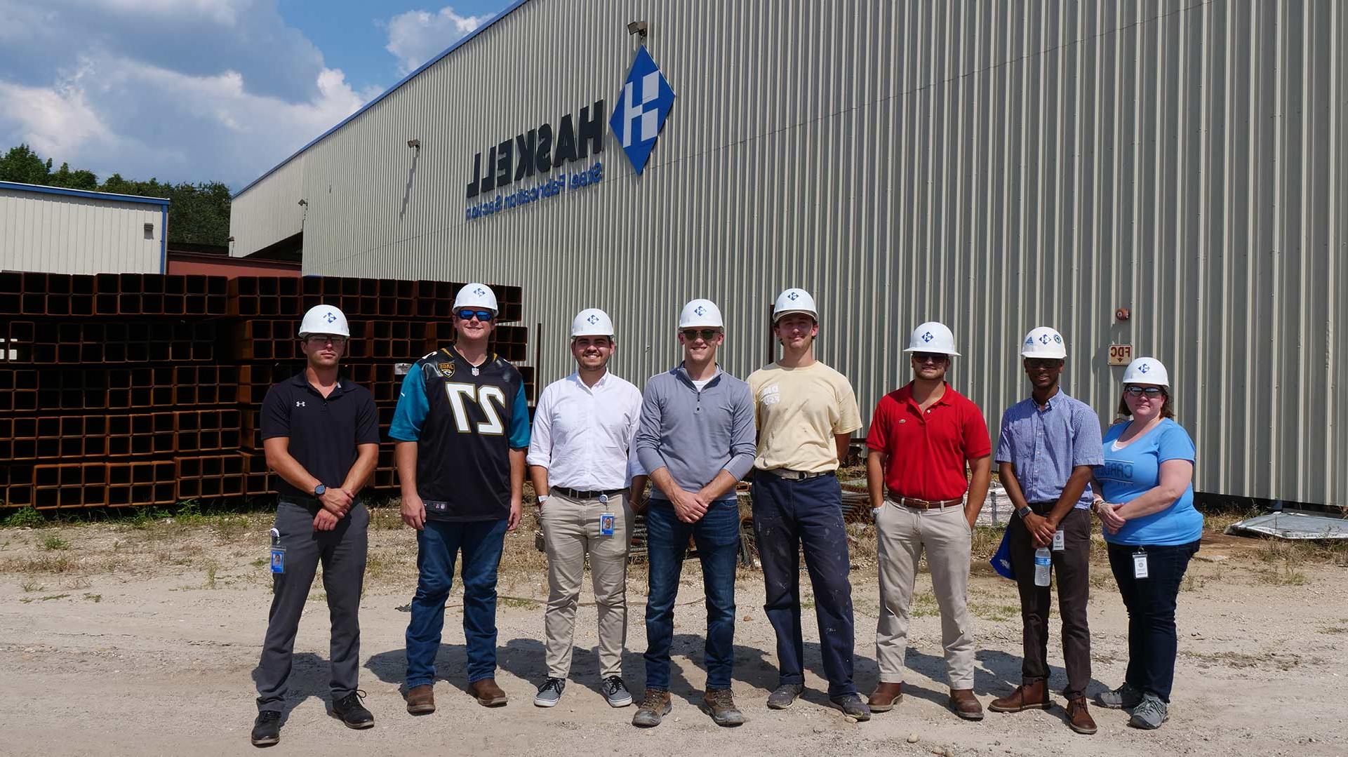 College interns visiting 澳门足彩app's steel shop.